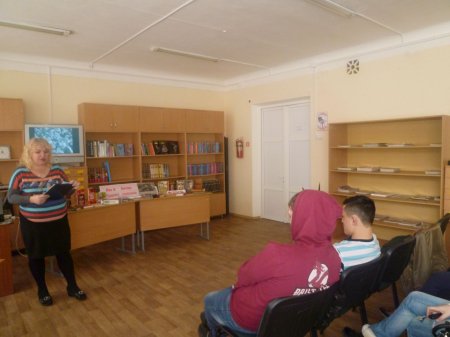 Библиотекарь юношеского сектора Масалитина Т.А. проводит мероприятие "Плечом к плечу шли за Россию"