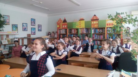 Учащиеся 3"Б" класса СОШ №38 класса в Абинской детской библиотеке - филиал №1